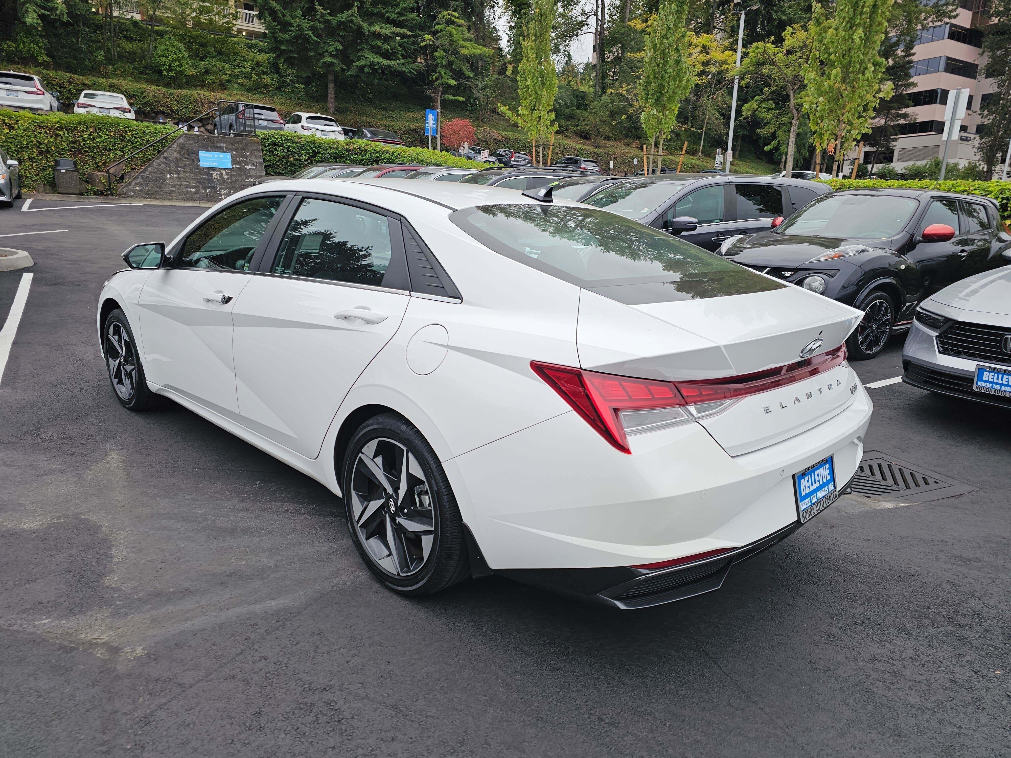 Used 2023 Hyundai Elantra Limited w/ Cargo Package FWD image 5