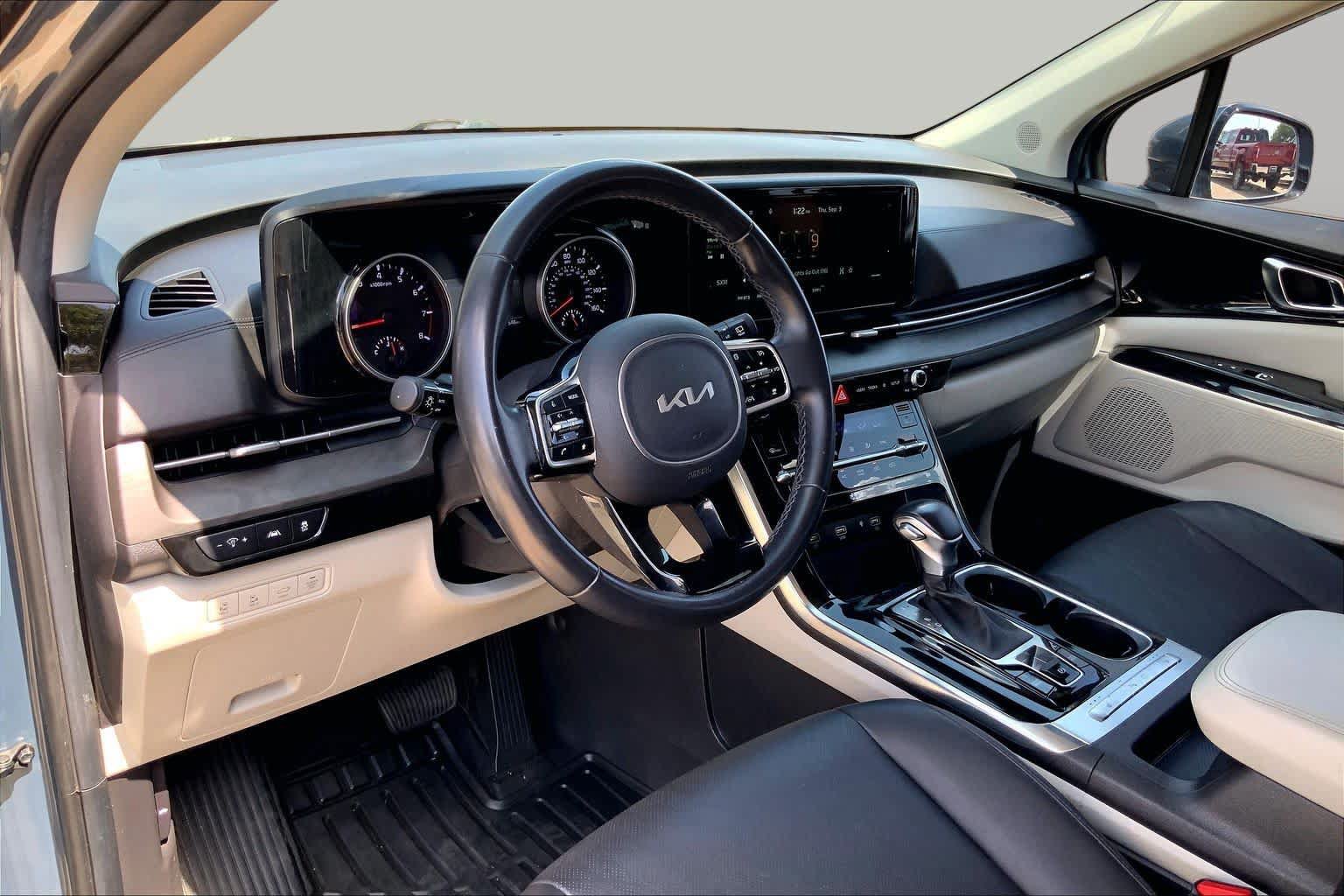 Used 2022 Kia Carnival EX FWD image 18