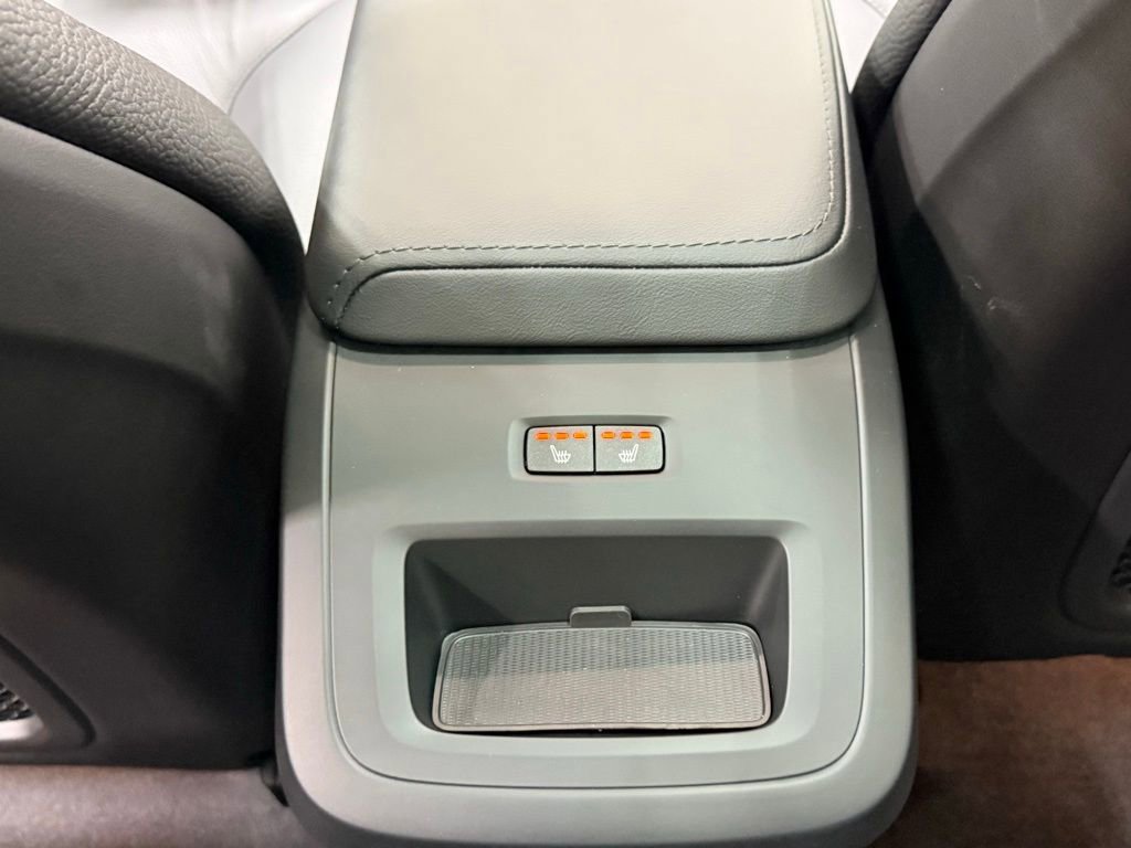 Used 2025 Volvo V60 B5 Cross Country Plus image 34