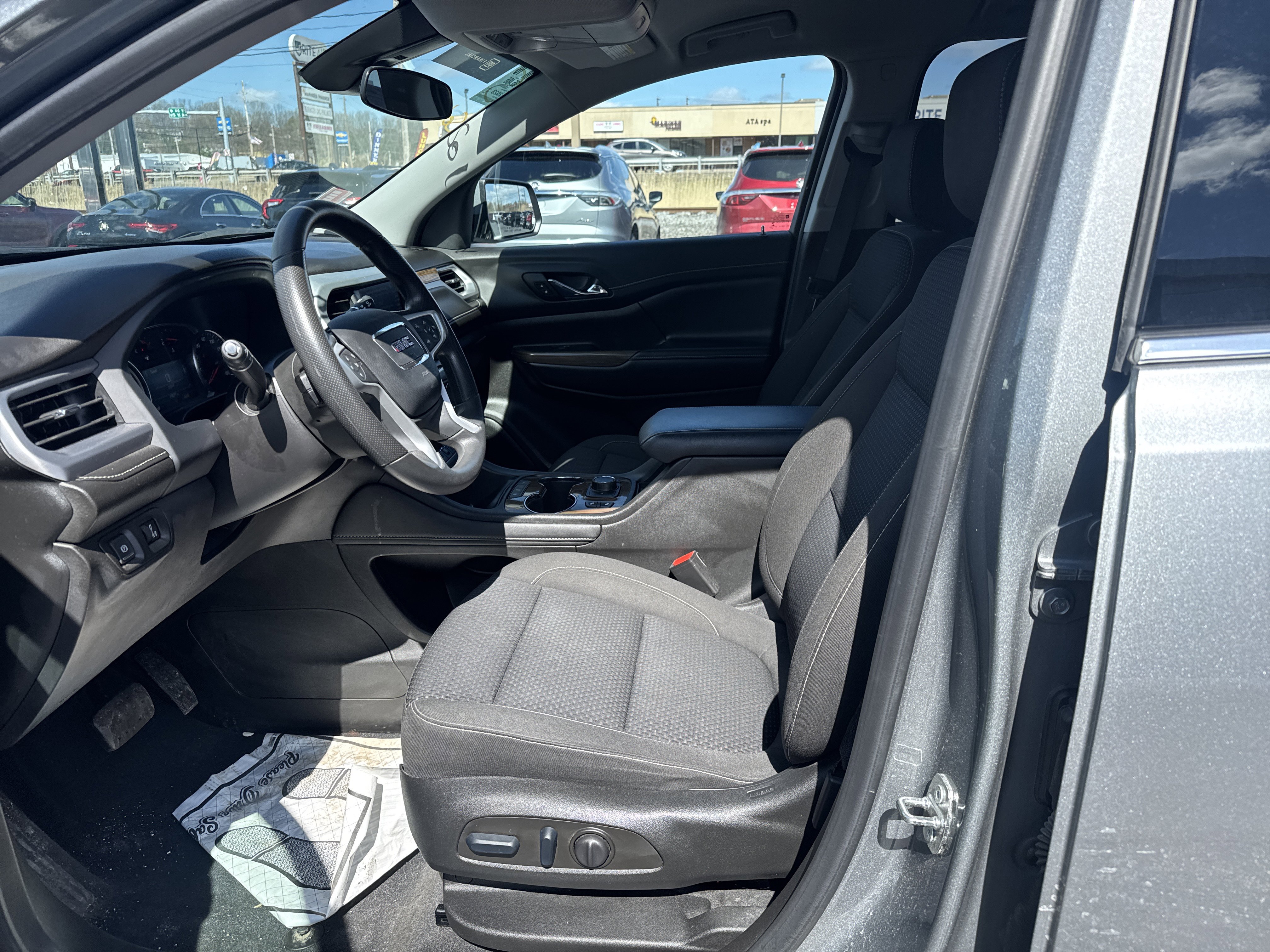 Used 2023 GMC Acadia SLE w/ Driver Convenience Package image 12