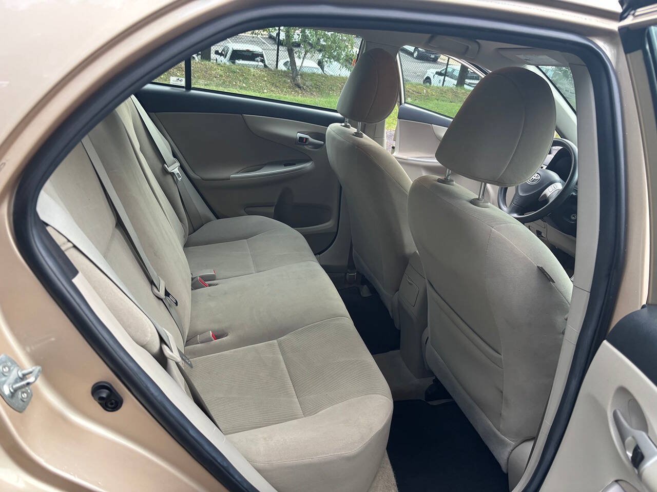 Used 2012 Toyota Corolla LE FWD image 19