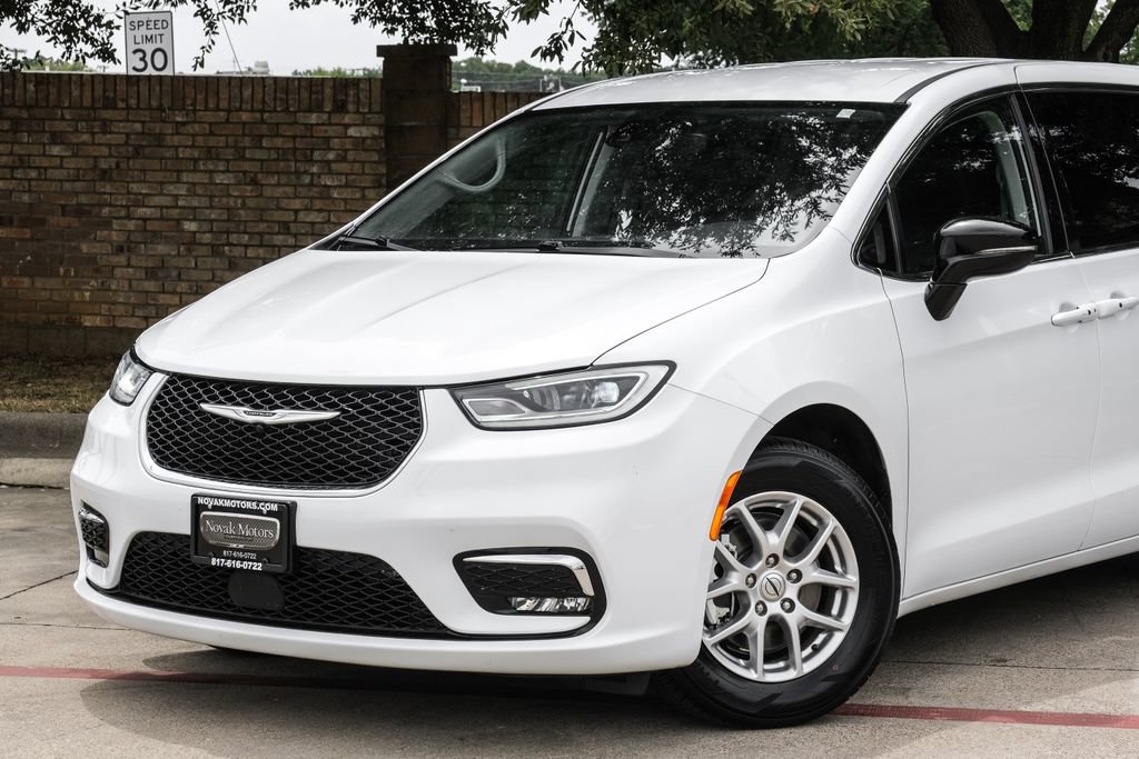 Used 2024 Chrysler Pacifica Touring-L FWD image 12