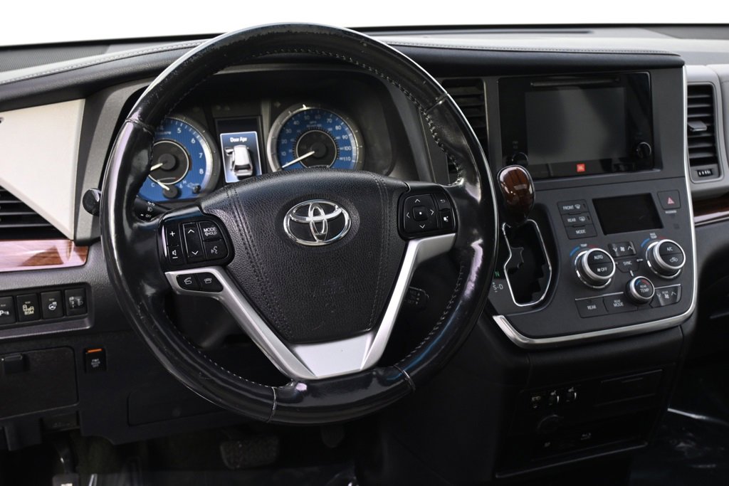 Used 2017 Toyota Sienna Limited Premium image 9