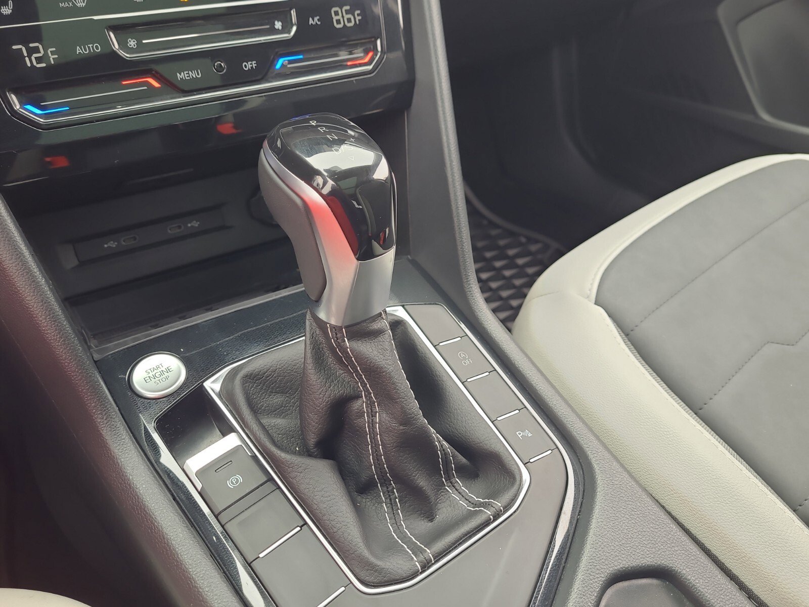 Certified 2025 Volkswagen Taos SE image 17