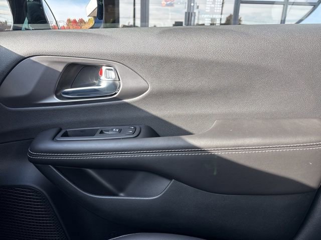 New 2026 Chrysler Pacifica Select w/ S Appearance Package image 28