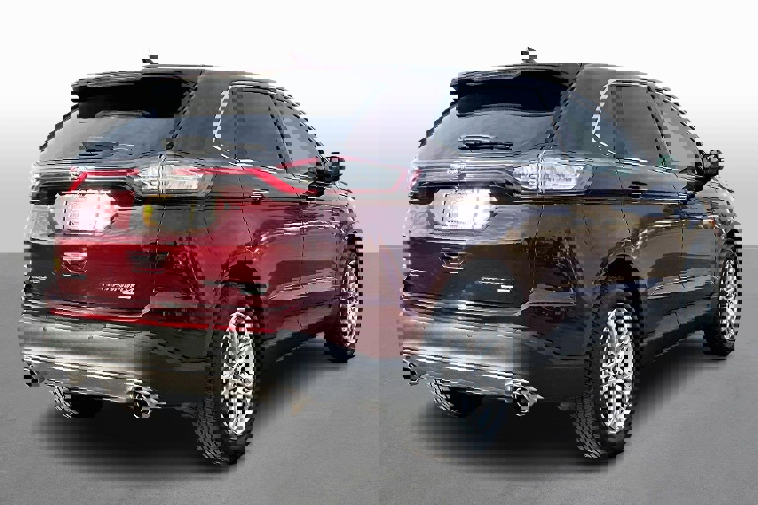 Used 2017 Ford Edge Titanium image 2