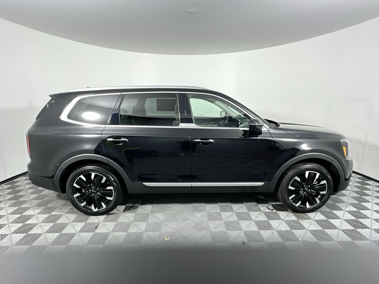 Certified 2025 Kia Telluride SX w/ SX Captain's Chair Package FWD image 19
