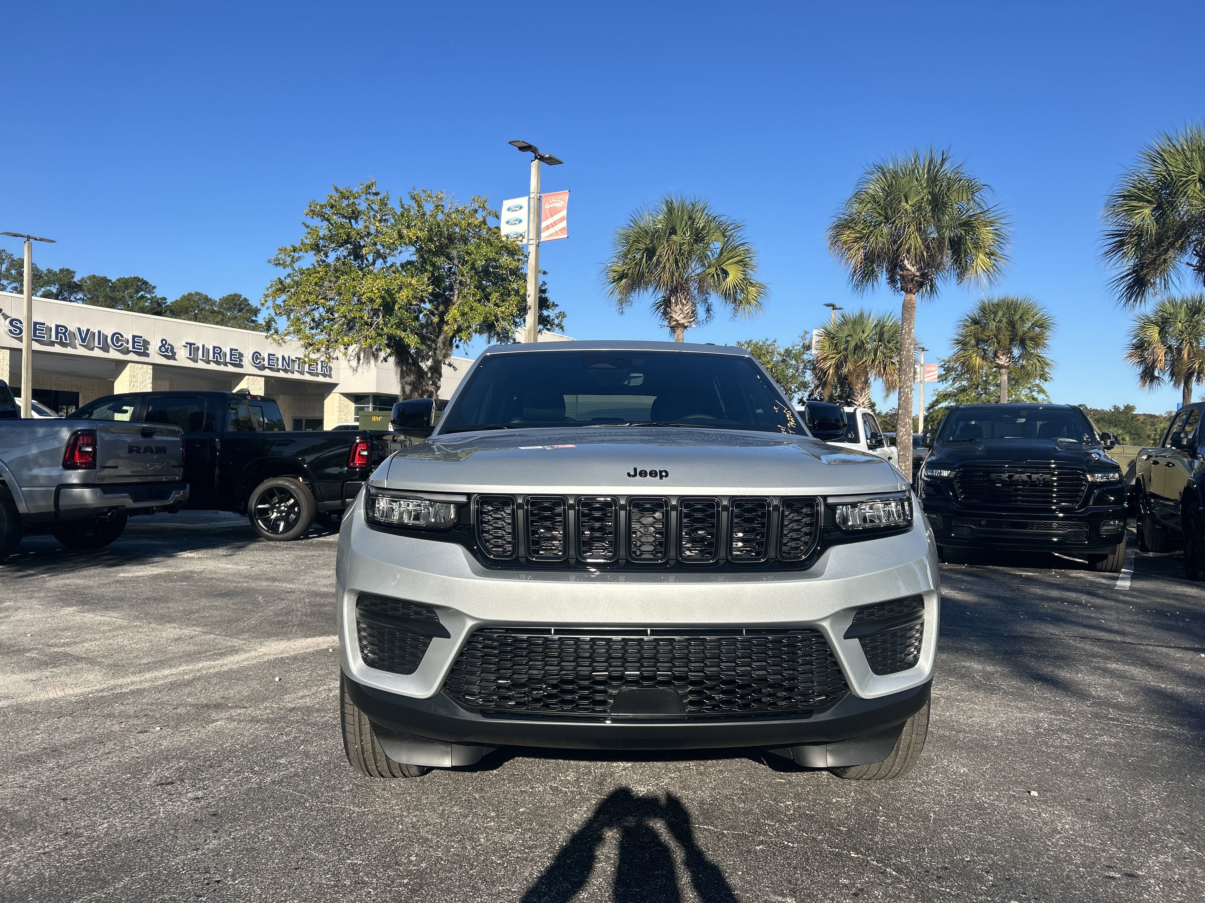 New 2025 Jeep Grand Cherokee Laredo image 2