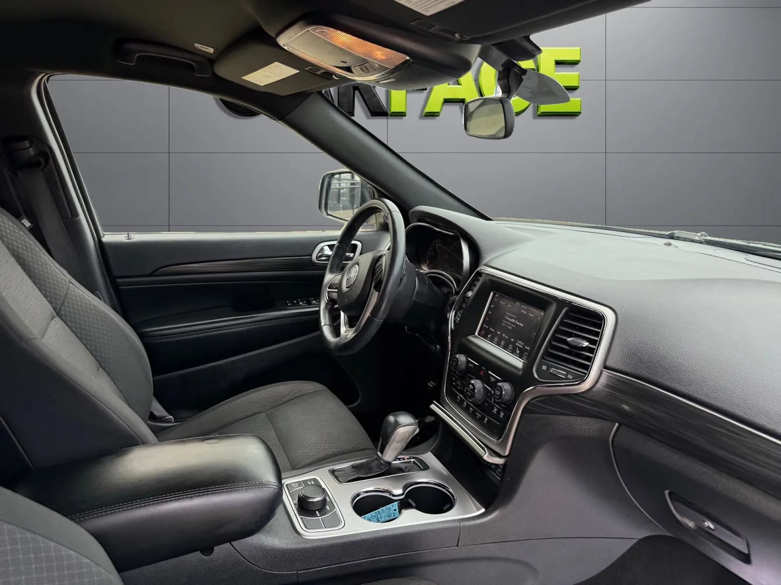 Used 2019 Jeep Grand Cherokee Laredo AWD/4WD image 22