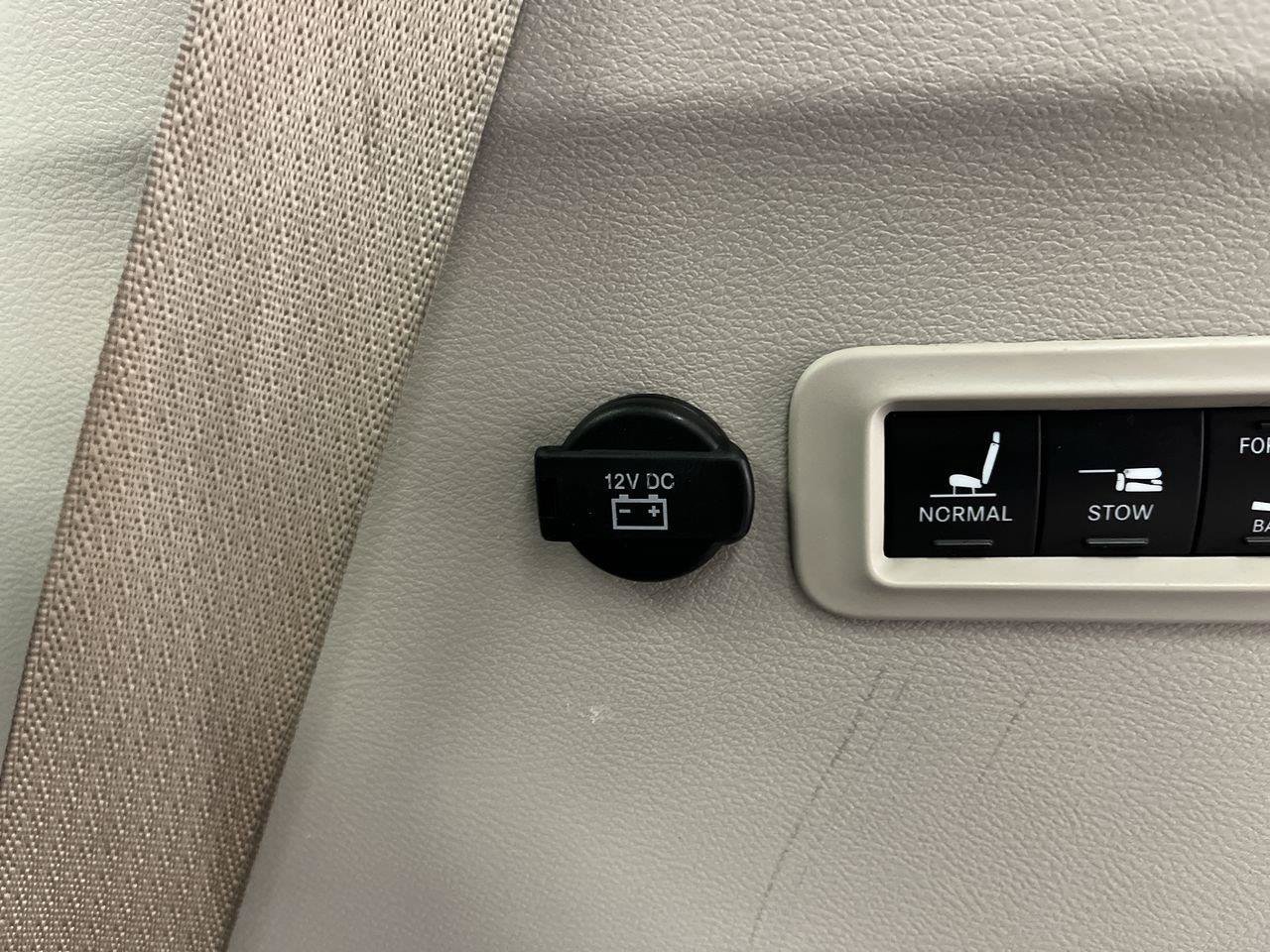 Used 2018 Chrysler Pacifica Limited FWD image 31