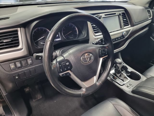 Used 2017 Toyota Highlander XLE AWD/4WD image 12