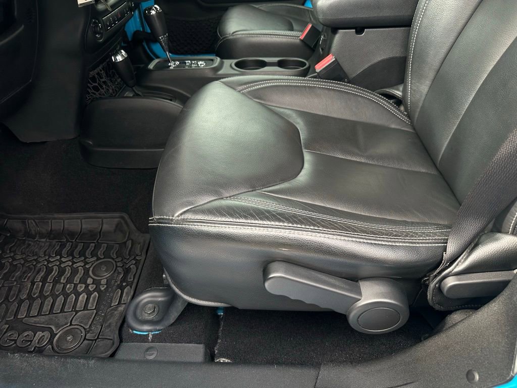 Used 2017 Jeep Wrangler Unlimited Sahara w/ Connectivity Group AWD/4WD image 11