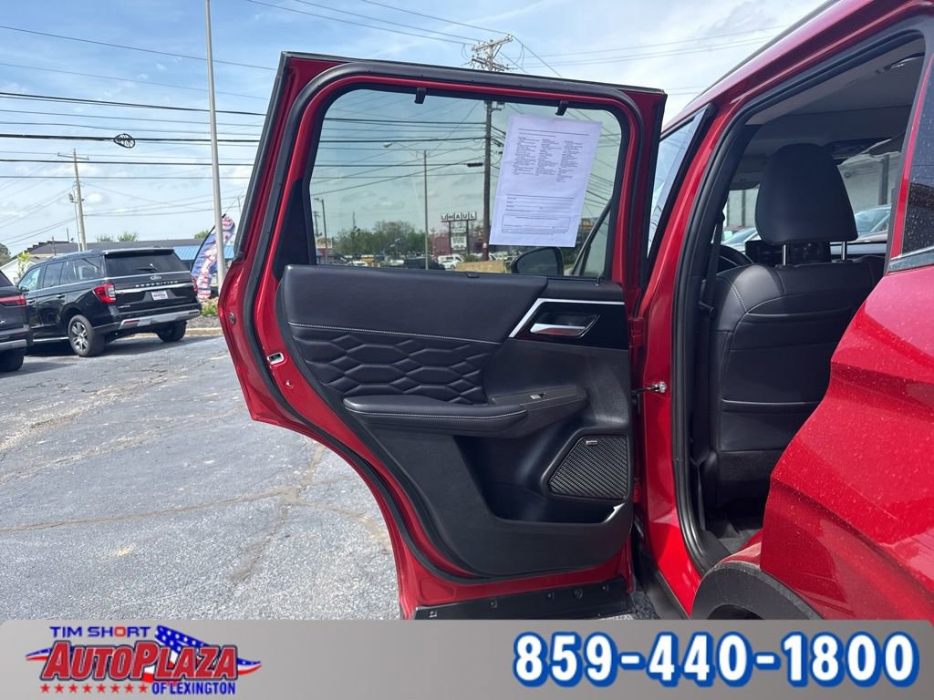 Used 2025 Mitsubishi Outlander AWD image 38