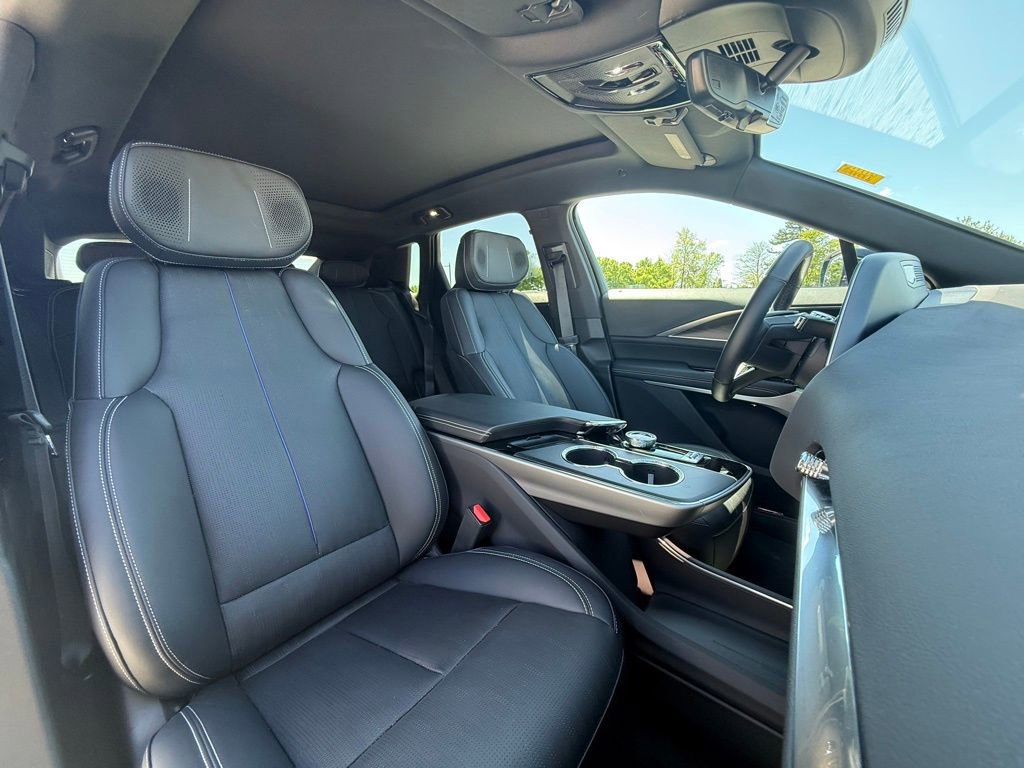 Certified 2025 Cadillac Lyriq Luxury AWD/4WD image 32