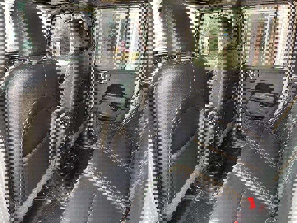 Used 2020 Jeep Wrangler Unlimited Sahara image 16