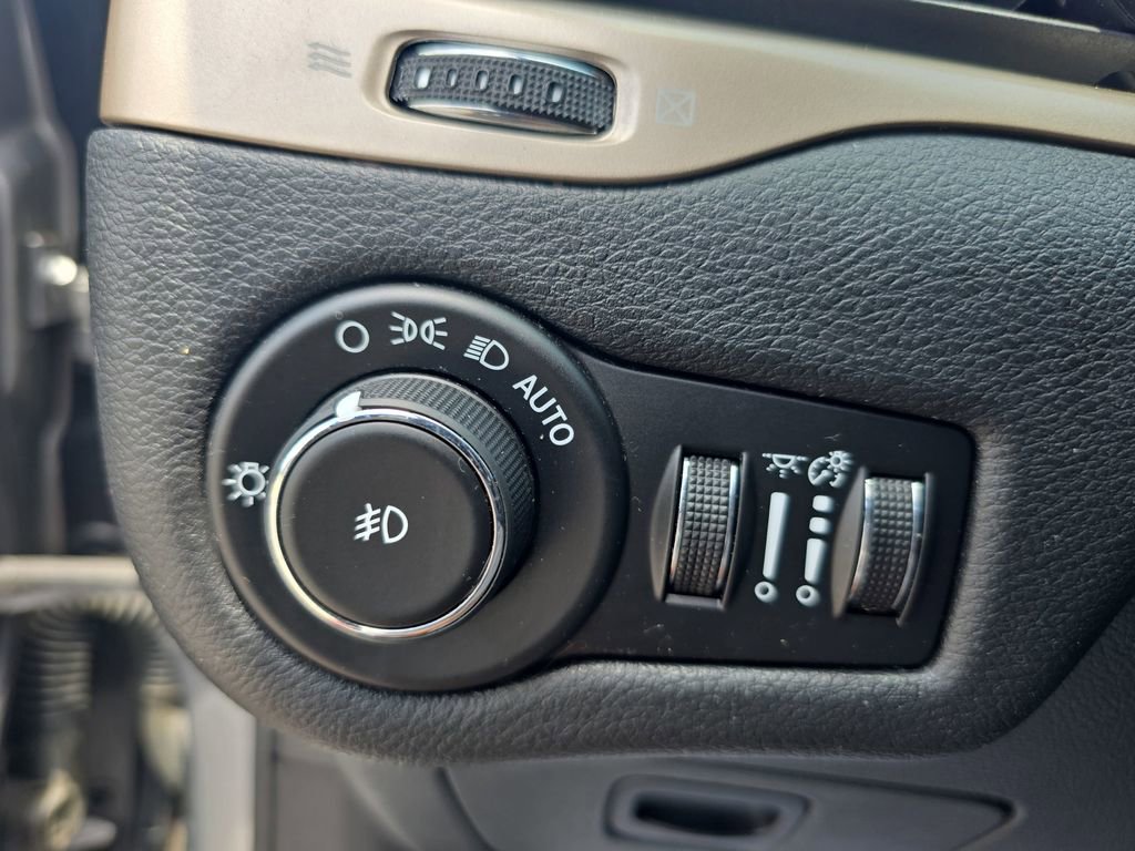 Used 2015 Jeep Cherokee Latitude FWD image 22