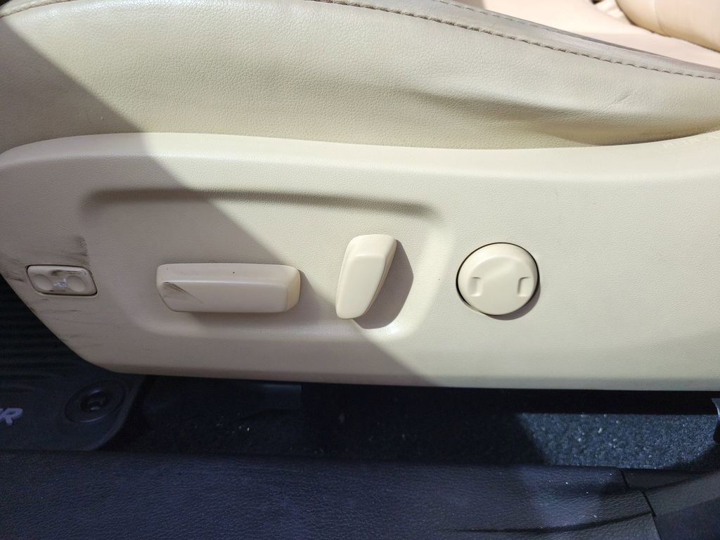 Used 2017 Toyota Highlander XLE image 25