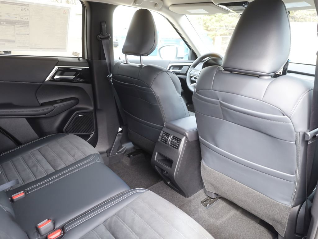 New 2025 Mitsubishi Outlander SE image 18