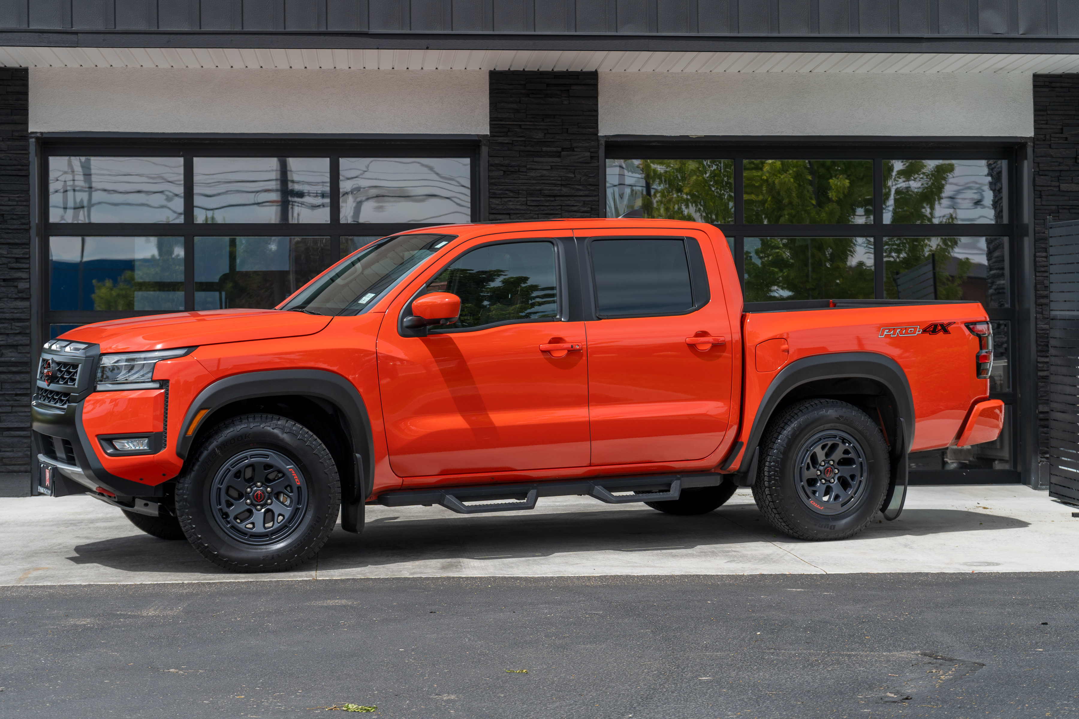 Used 2025 Nissan Frontier PRO-4X w/ Pro Premium Package AWD/4WD image 2