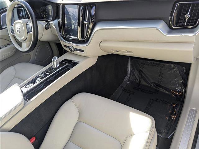 Used 2018 Volvo XC60 T8 Momentum w/ Vision Package image 23