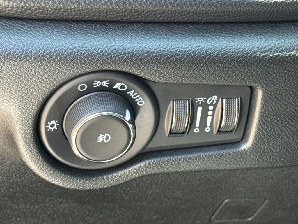 Used 2024 Chrysler Pacifica Limited FWD image 25