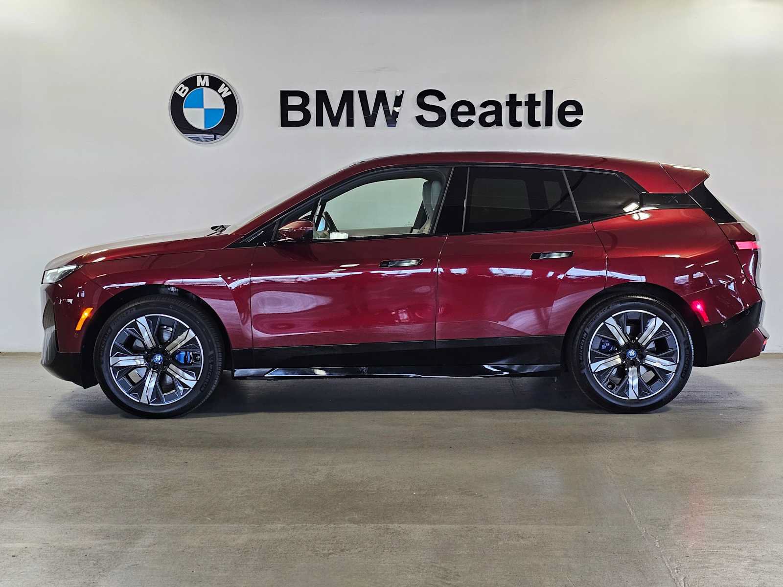 Used 2024 BMW iX xDrive50 w/ Premium Package AWD/4WD image 3