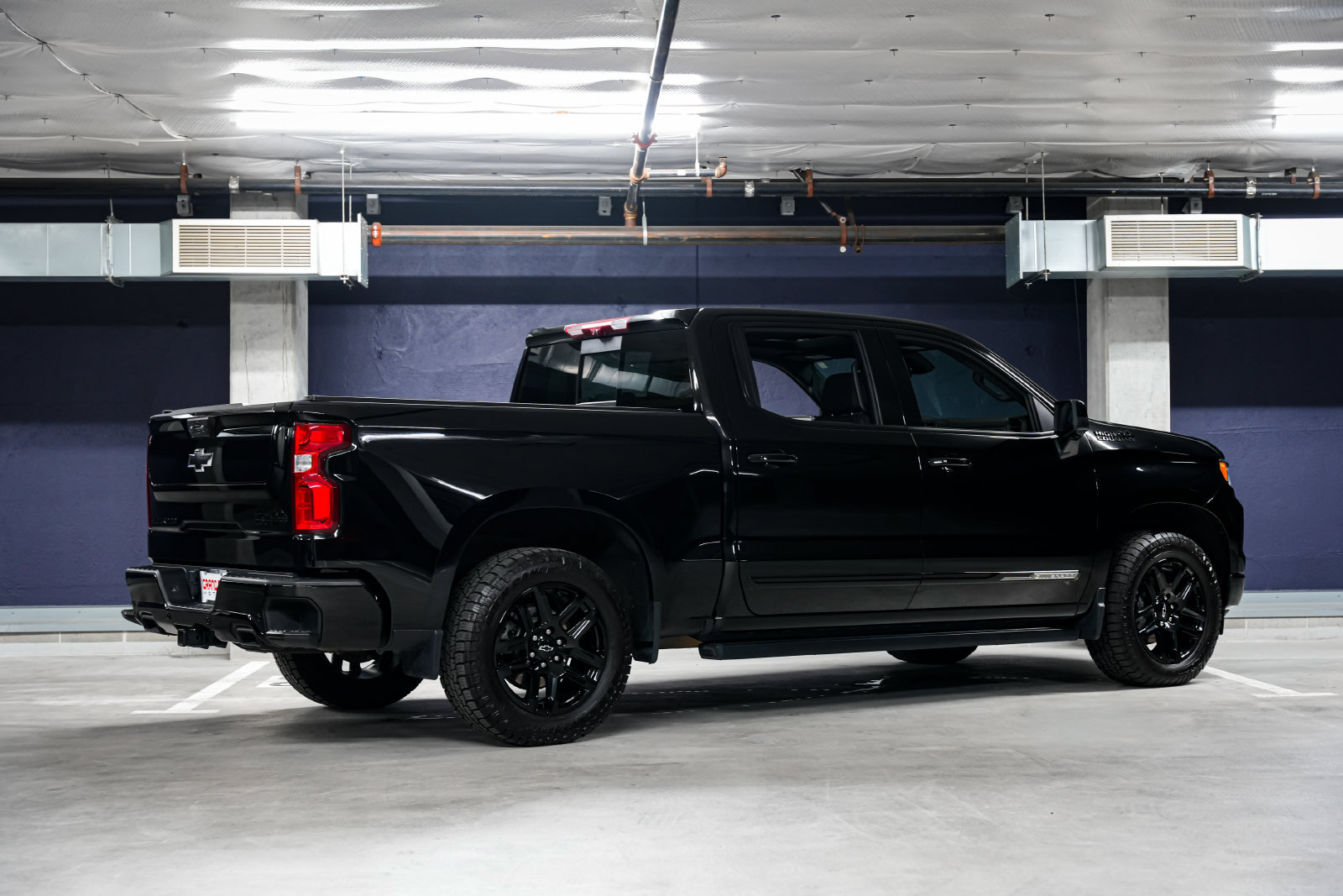Used 2024 Chevrolet Silverado 1500 High Country w/ Midnight Edition AWD/4WD image 3