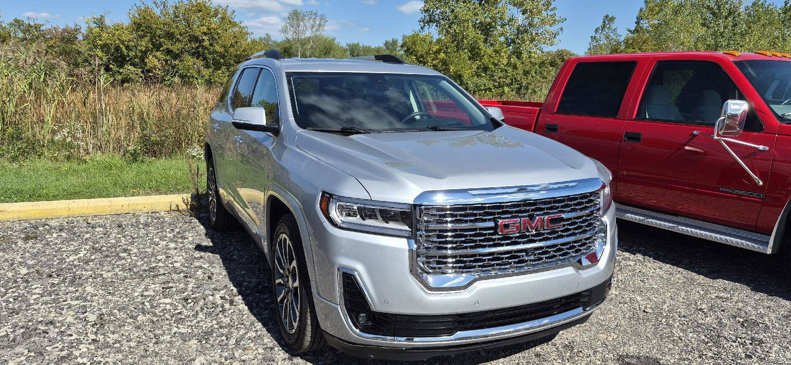 Used 2020 GMC Acadia Denali w/ Technology Package AWD/4WD image 2