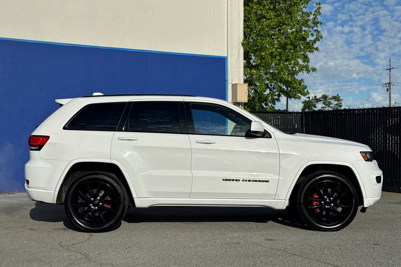 Used 2020 Jeep Grand Cherokee Altitude AWD/4WD image 2