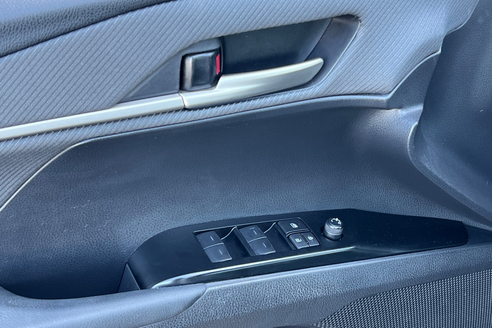 Used 2025 Toyota Camry SE FWD image 11