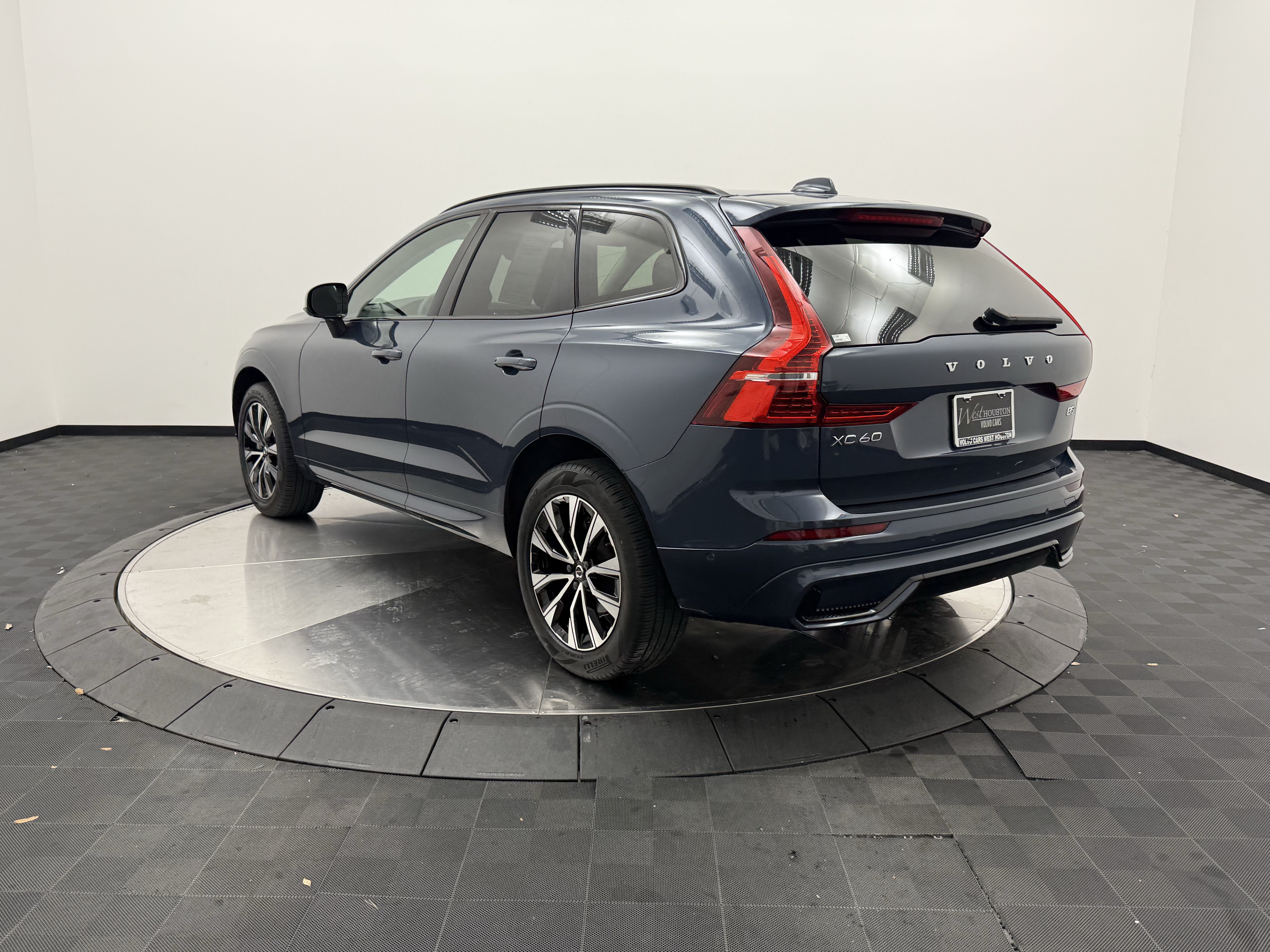 Certified 2024 Volvo XC60 B5 Plus AWD/4WD image 5