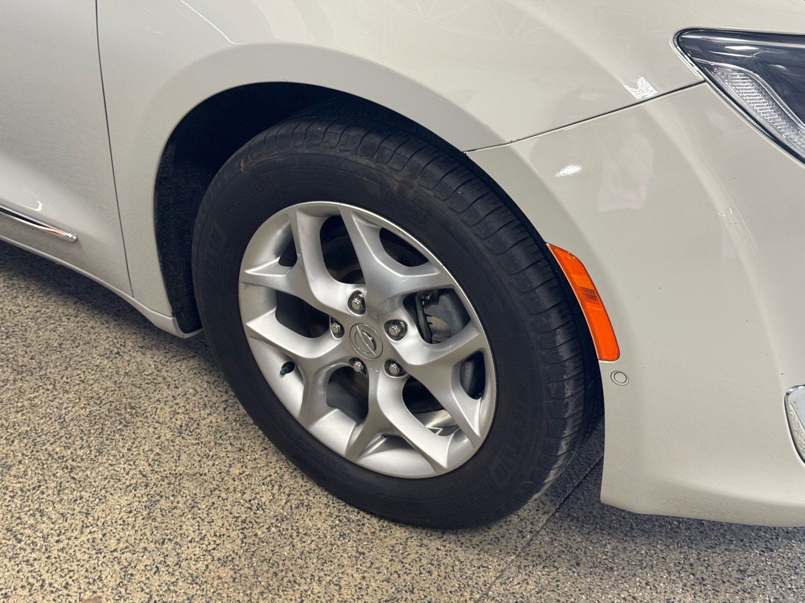 Used 2019 Chrysler Pacifica Touring-L Plus w/ Advanced Safetytec Group FWD image 4