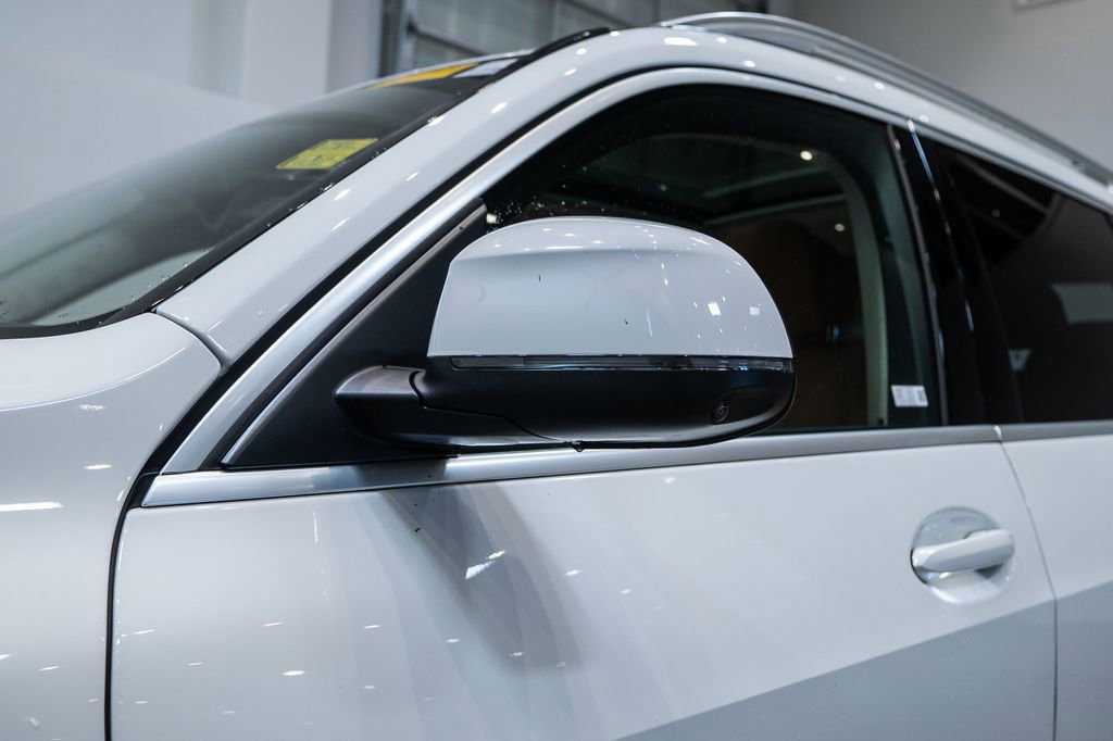 Used 2024 BMW X7 xDrive40i w/ Parking Assistance Package image 9