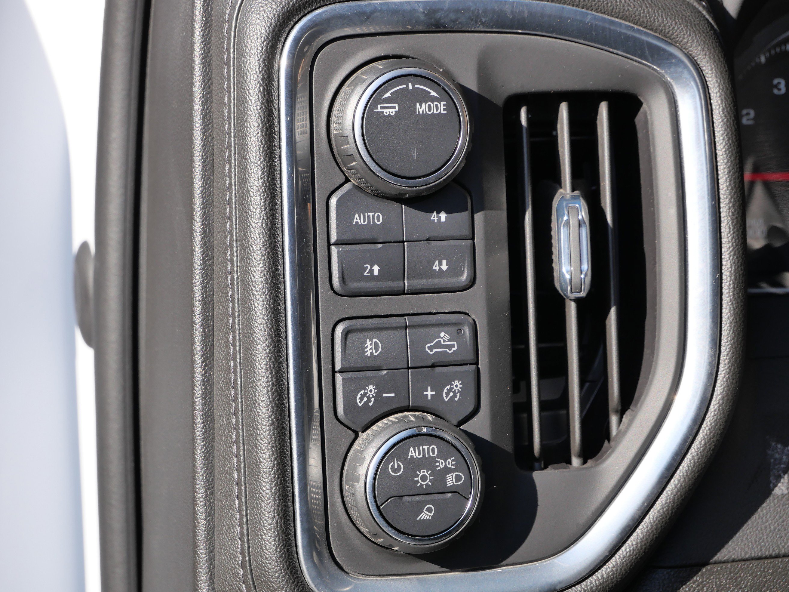 Used 2023 Chevrolet Silverado 2500 LTZ w/ LTZ Convenience Package image 8