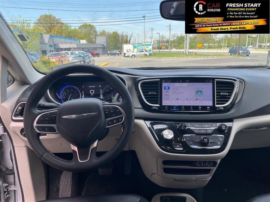 Used 2024 Chrysler Pacifica Touring-L image 39