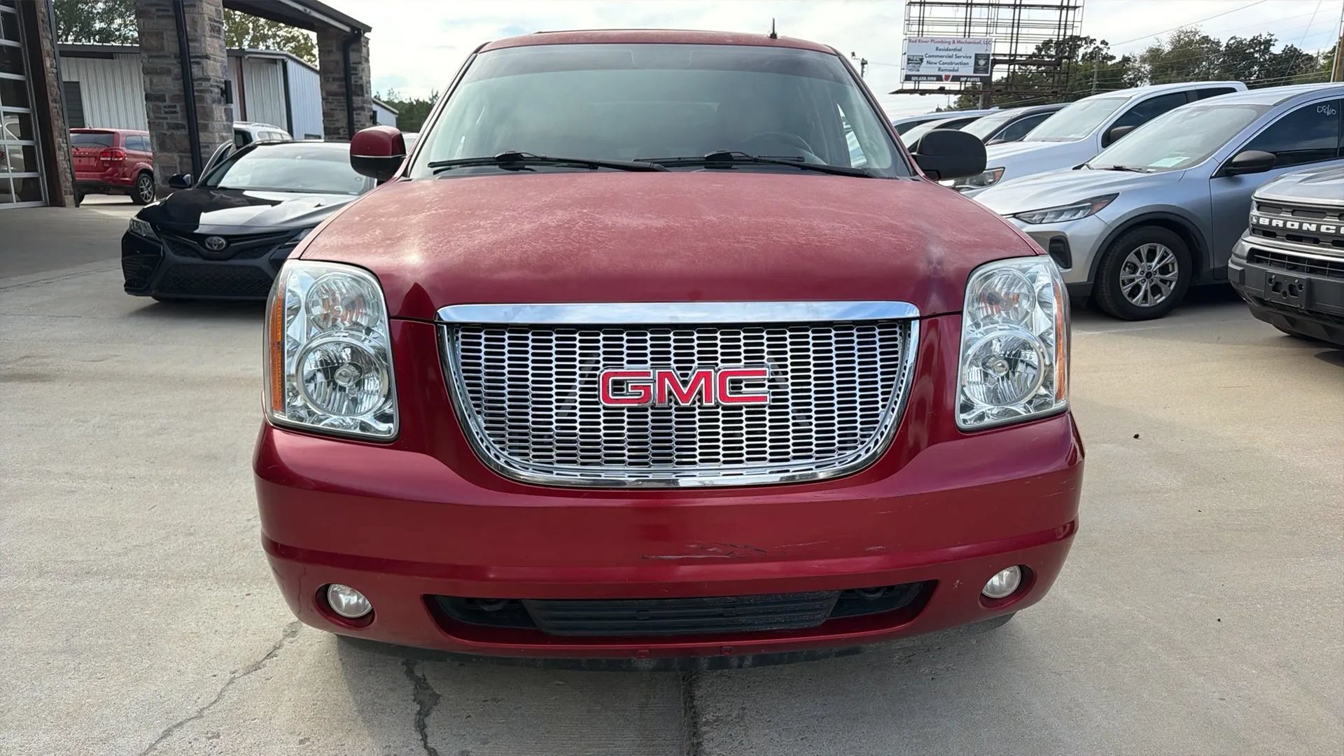 Used 2013 GMC Yukon SLT w/ SLT-2 Equipment Package AWD/4WD image 2
