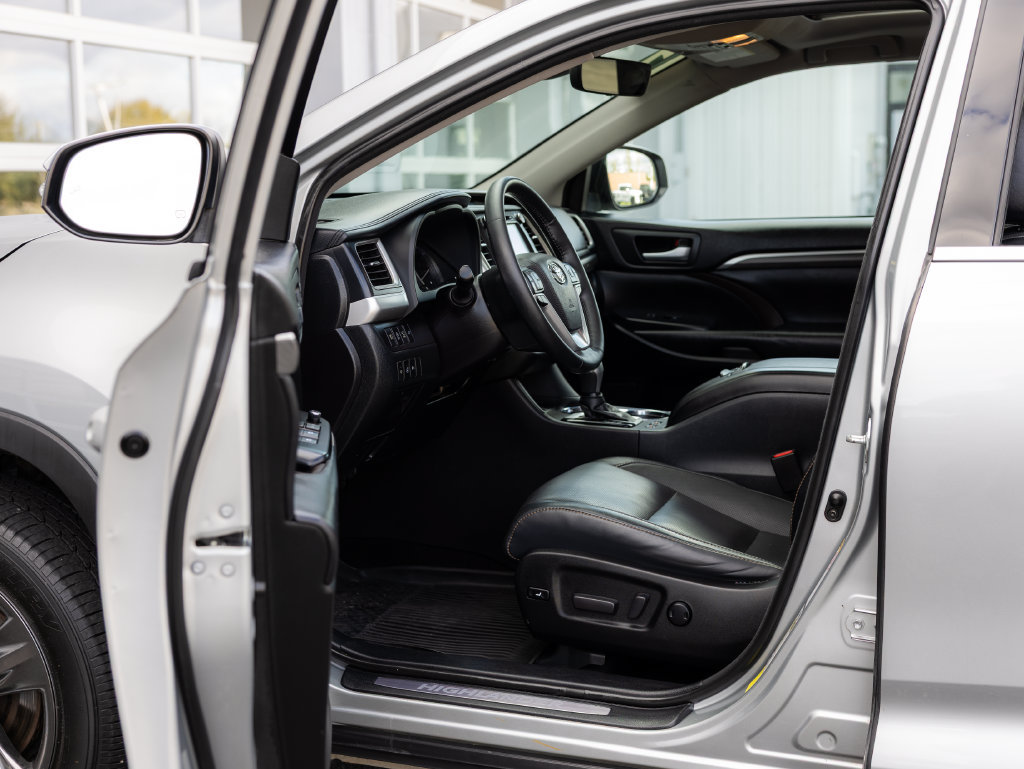 Used 2017 Toyota Highlander Limited Platinum AWD/4WD image 30