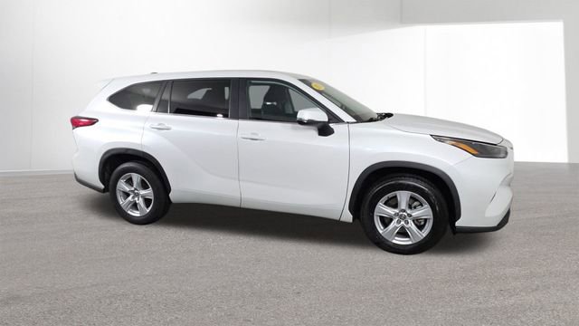 Used 2023 Toyota Highlander L image 2