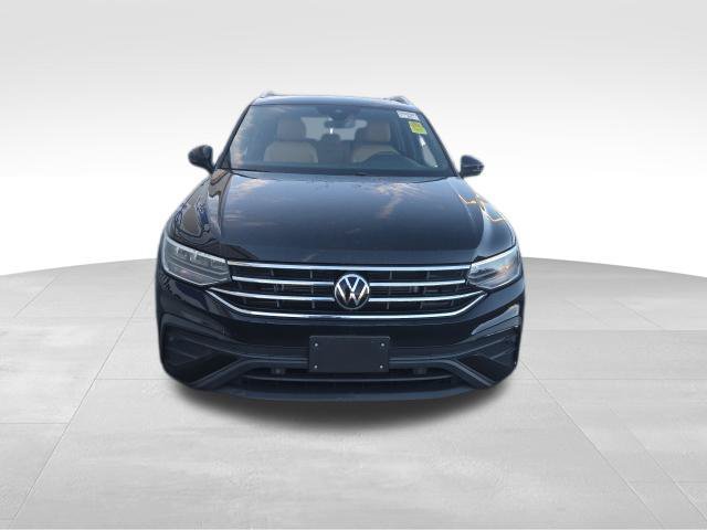 Used 2023 Volkswagen Tiguan SE w/ Panoramic Sunroof Package FWD image 3
