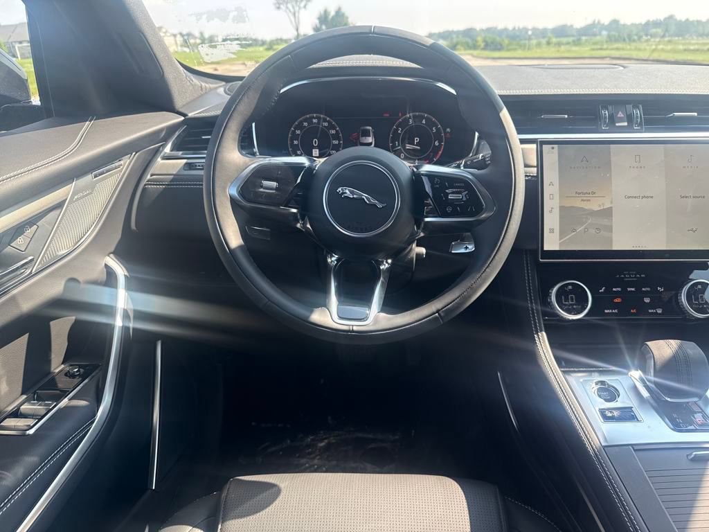 New 2026 Jaguar F-PACE R-Dynamic S image 9
