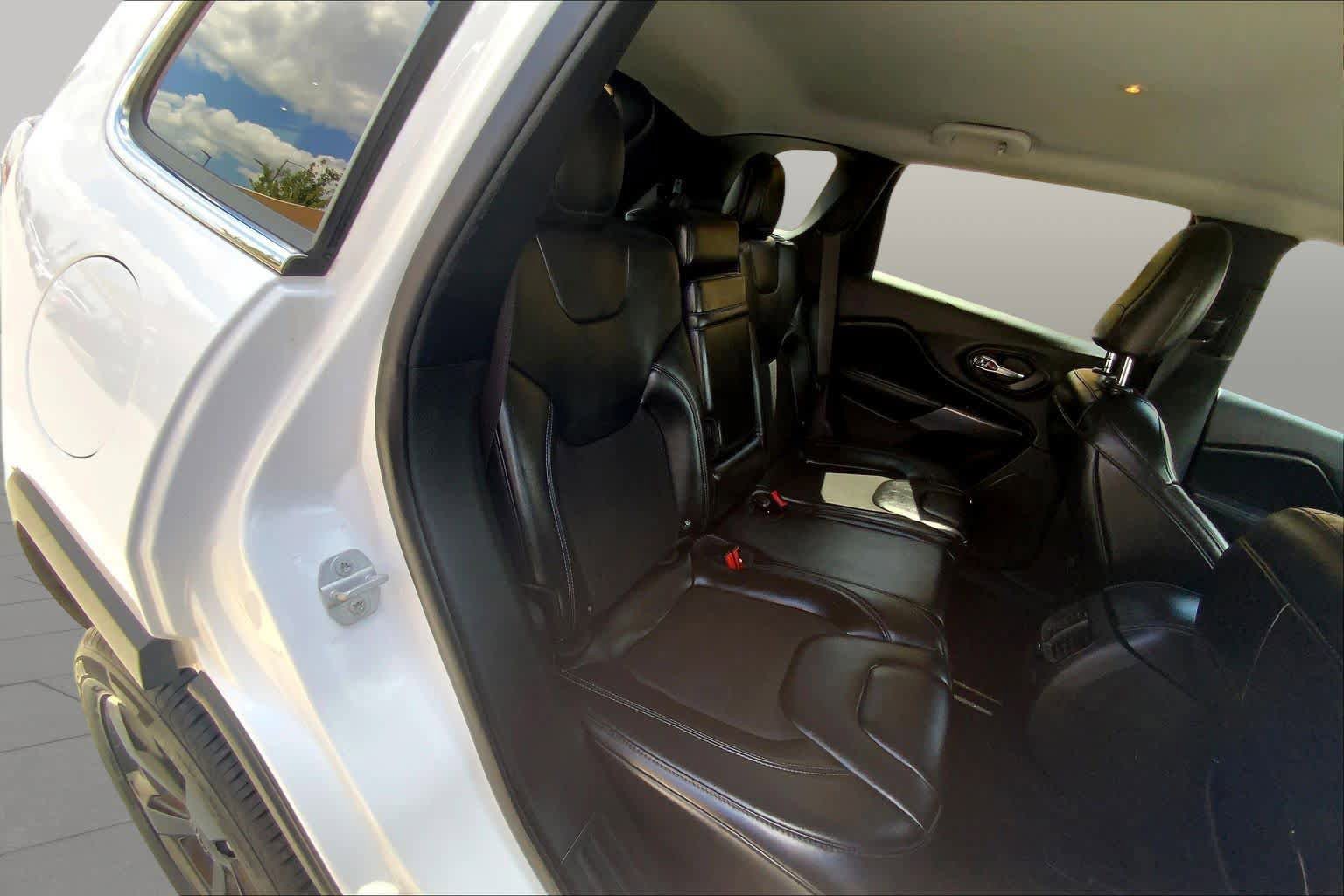 Used 2019 Jeep Cherokee Latitude Plus FWD image 20