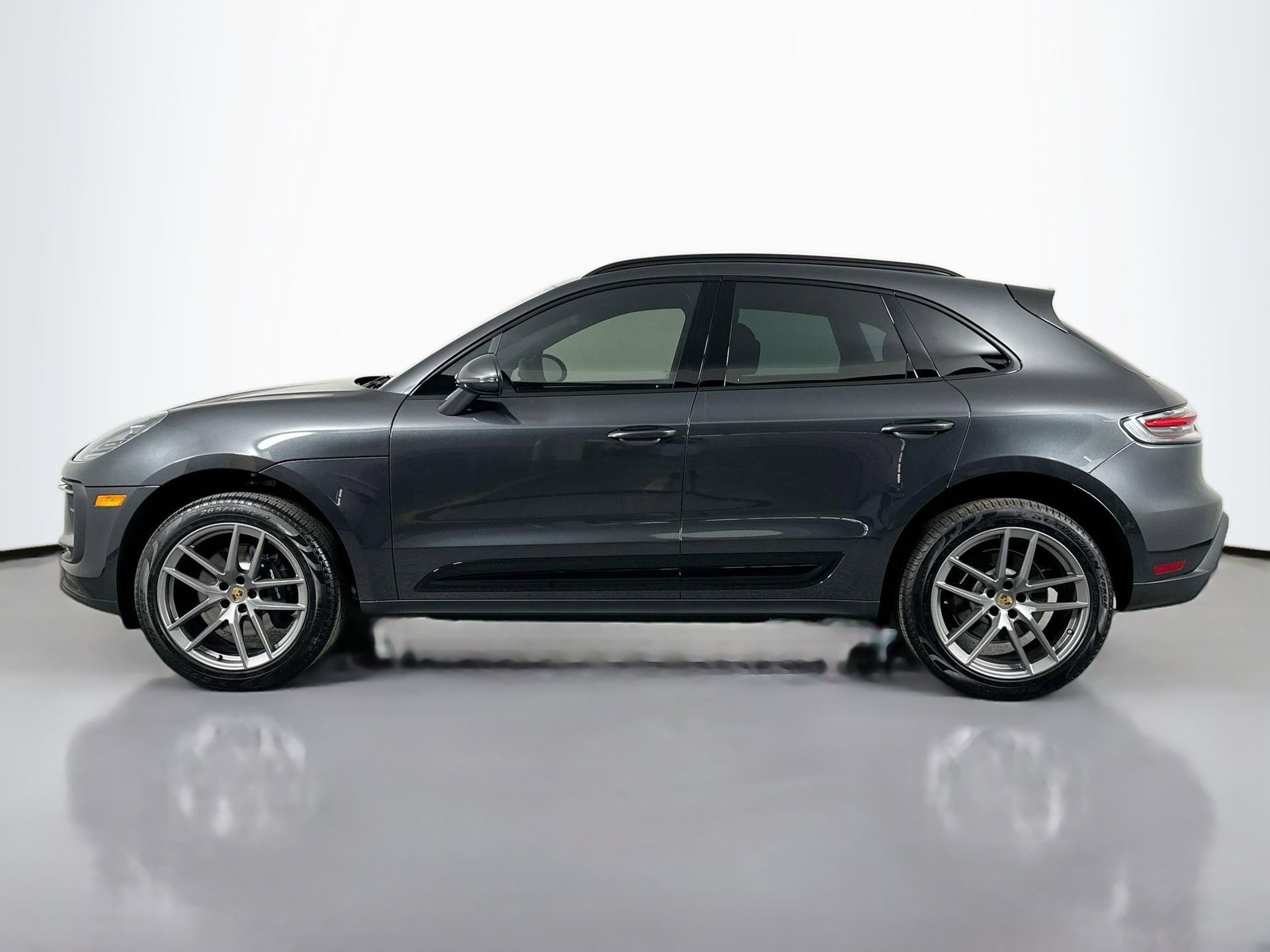 Certified 2025 Porsche Macan image 2