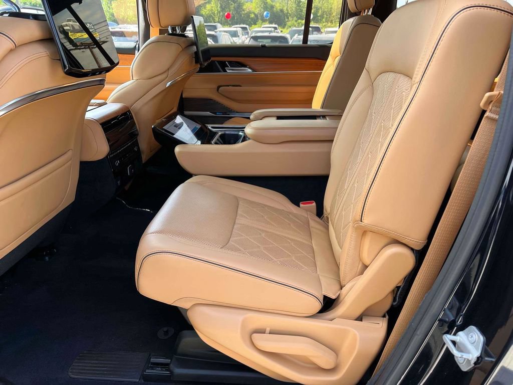 Used 2022 Jeep Grand Wagoneer Series III w/ Rear-Seat Entertainment Group AWD/4WD image 7
