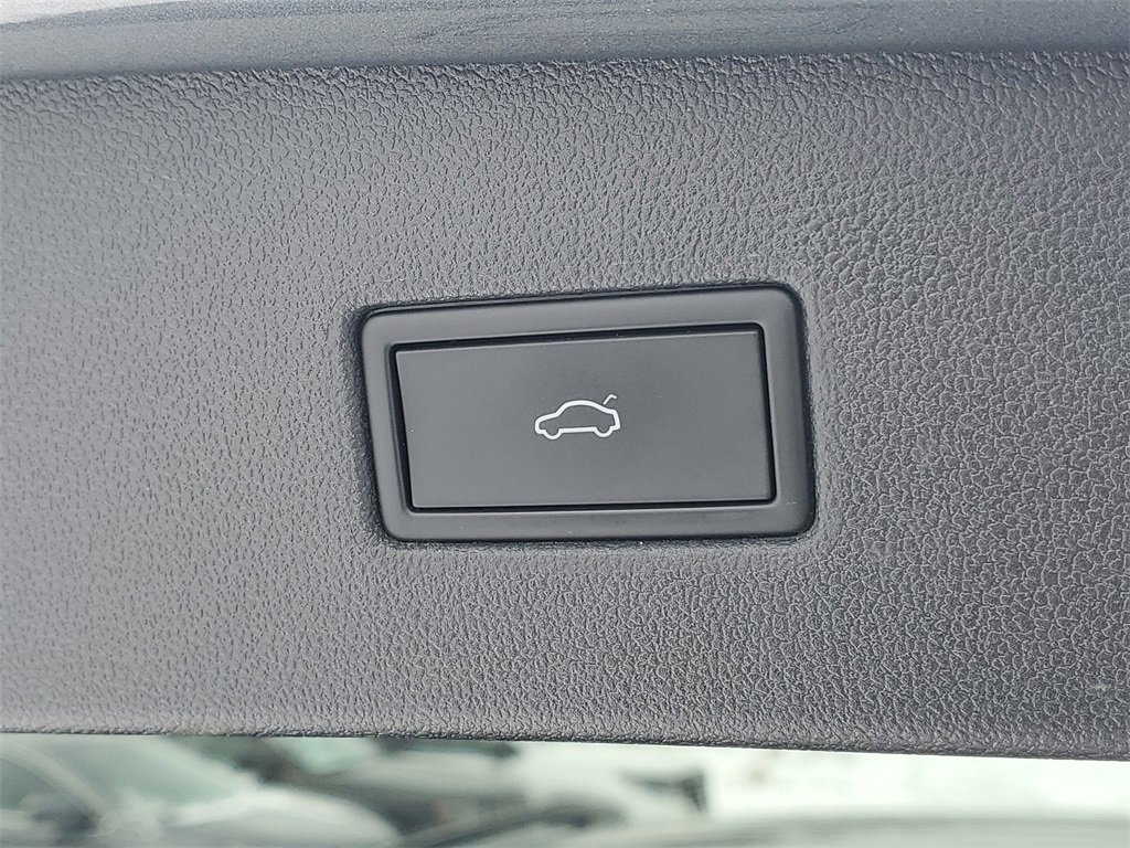 Used 2022 Volkswagen Tiguan SE R-Line image 11