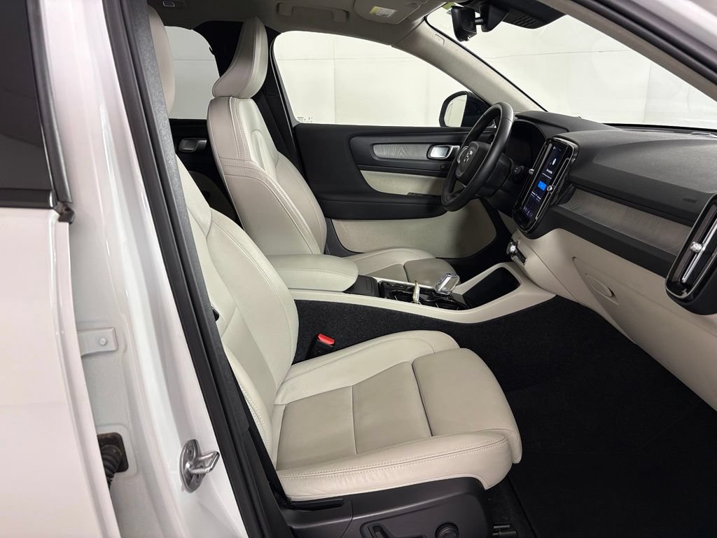 Used 2026 Volvo XC40 B5 Plus AWD/4WD image 42