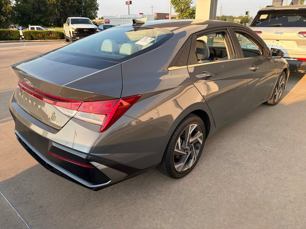 Used 2025 Hyundai Elantra Limited FWD image 3