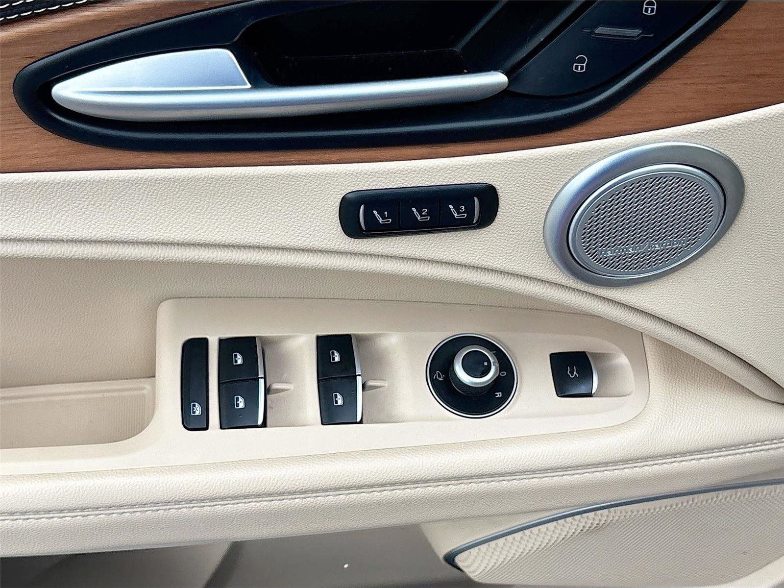 Used 2019 Alfa Romeo Stelvio Ti Lusso w/ Quick Order Package 22X Lusso image 18