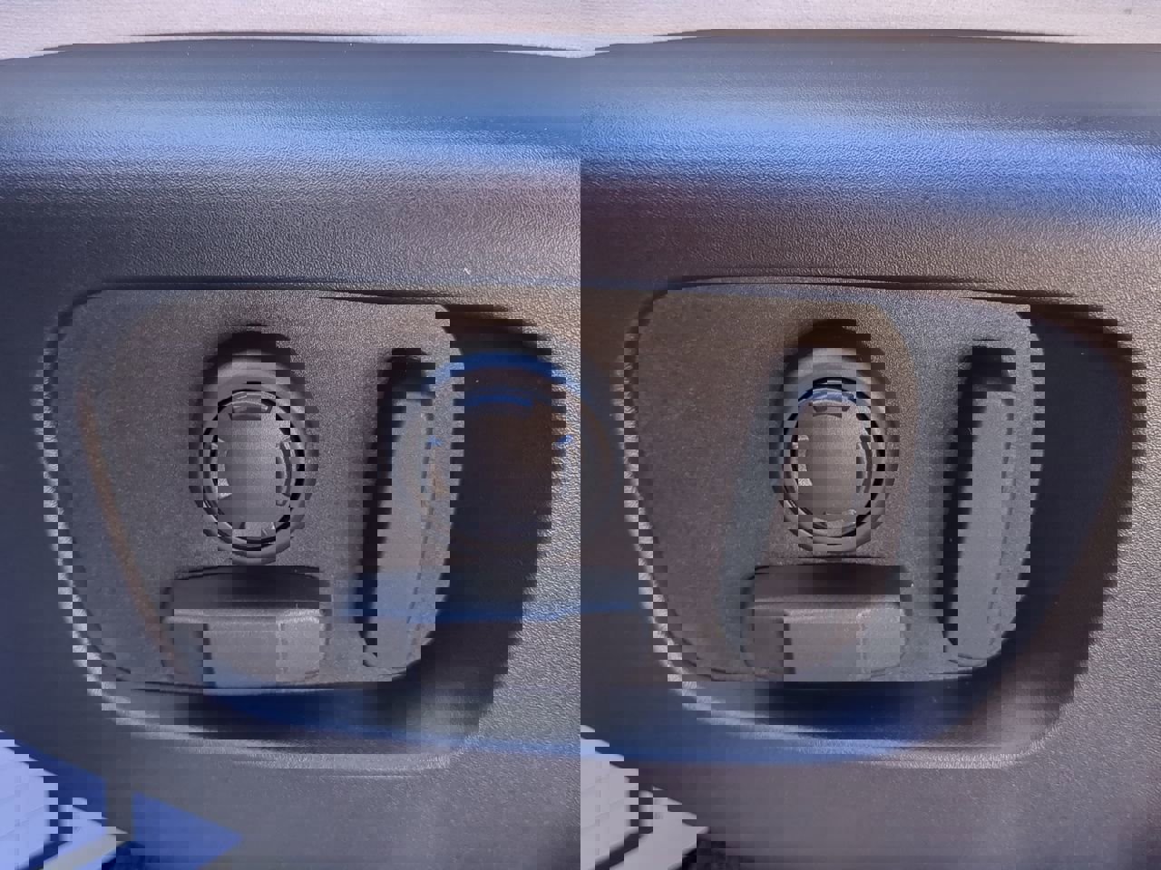 Used 2020 Land Rover Range Rover Velar R-Dynamic S image 30