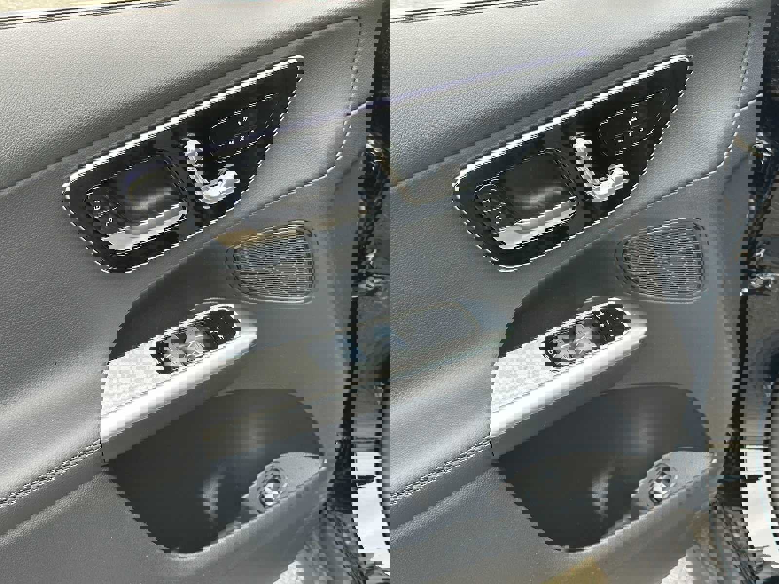 Used 2025 Mercedes-Benz GLC 300 4MATIC image 26