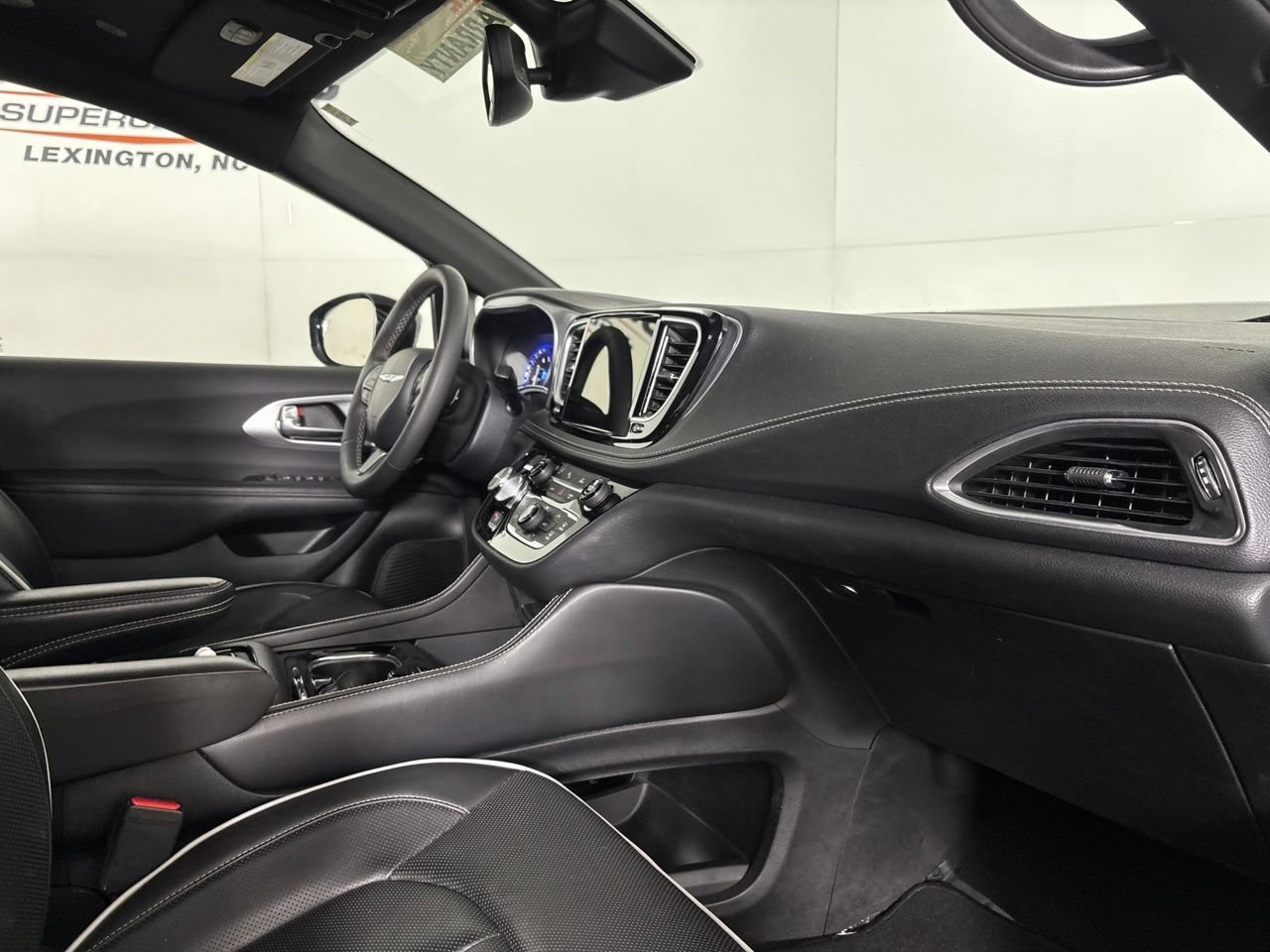 Used 2025 Chrysler Pacifica Limited FWD image 34